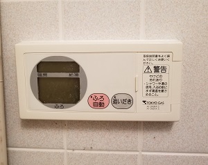 東京都東大和市K様、交換工事前の浴室リモコン