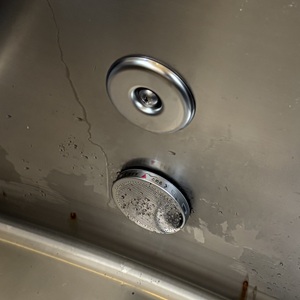 給湯器の2つ穴から1つ穴交換に伴う浴槽穴の閉塞工事