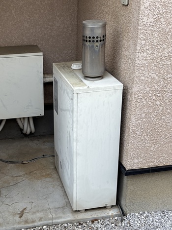 東京都小平市K様の改修工事前、三菱の油だき温水ボイラ、VKH-110KU-K3