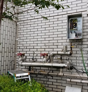 栃木県鹿沼市某病院様の交換工事中、既存給湯器撤去