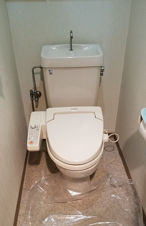埼玉県入間市M様、交換工事前のトイレ、INAXのC-45系シリーズ