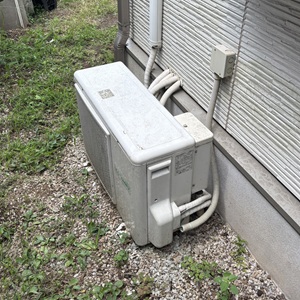 東京都青梅市H様、改修工事前の室外ユニット、長府製作所のAEY-4033SVF